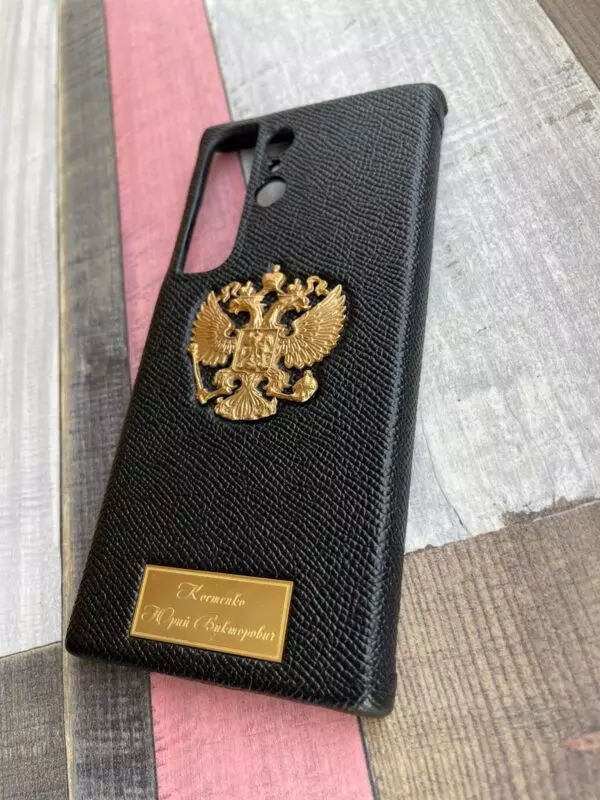 Чёрный кожаный чехол с гербом России именной табличкой MobCase 1840