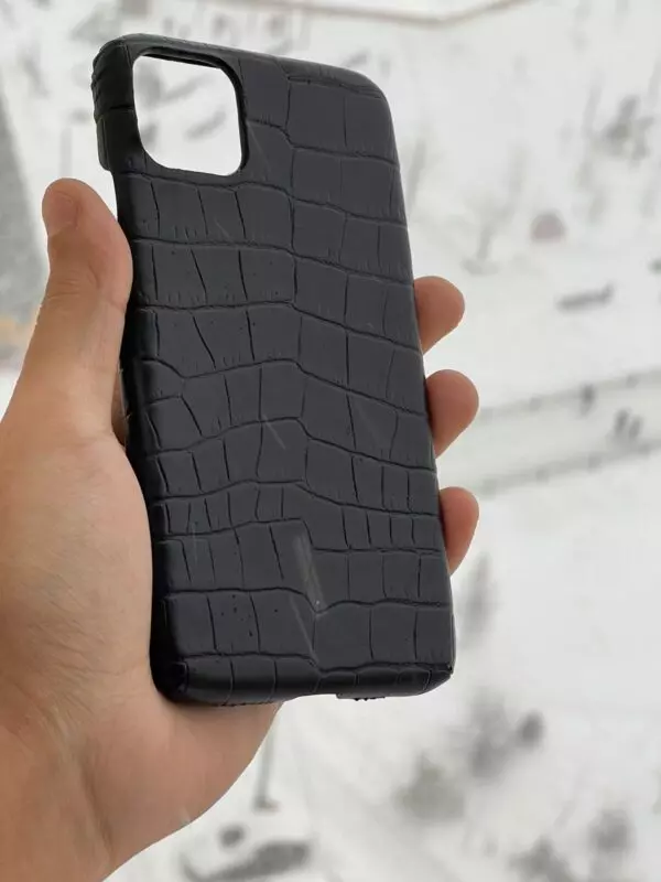 Чёрный кожаный чехол из кожи под крокодила MobCase 1876 для iPhone 15 / Pro / Pro Max