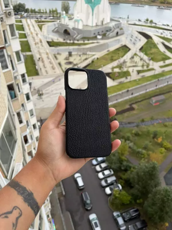 Чёрный кожаный чехол MobCase 1879 для iPhone 15 / Pro / Pro Max