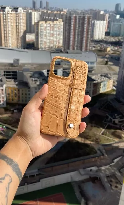 Кожаный чехол с ремешком для пальцев MobCase 1881 для iPhone 15 / Pro / Pro Max
