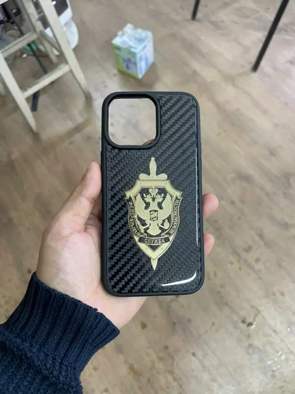 Противоударный карбоновый чехол с гербом ФСБ MobCase 1884 для iPhone 15 / Pro / Pro Max