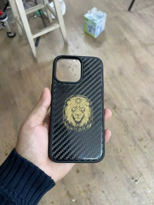Противоударный карбоновый чехол с головой Льва MobCase 1885 для iPhone 15 / Pro / Pro Max