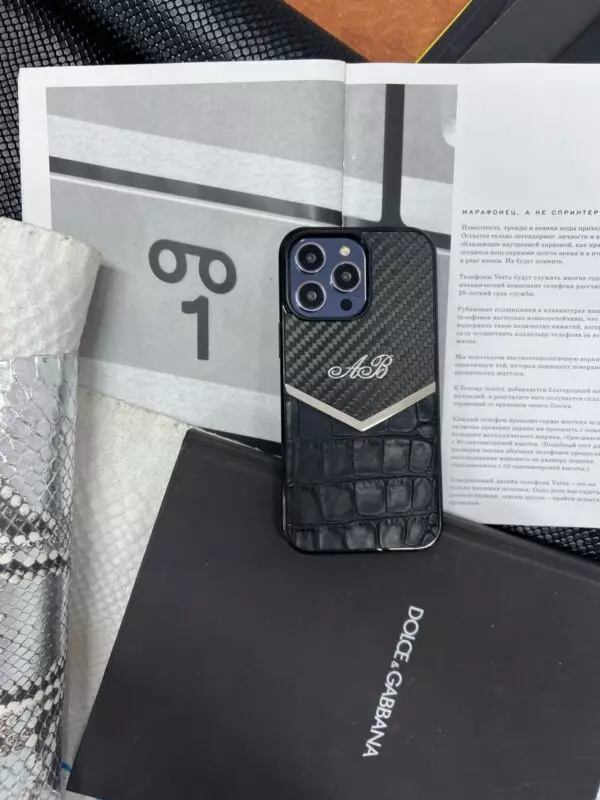 Карбоновый чехол с эксклюзивным дизайном и вашими инициалами MobCase 1909