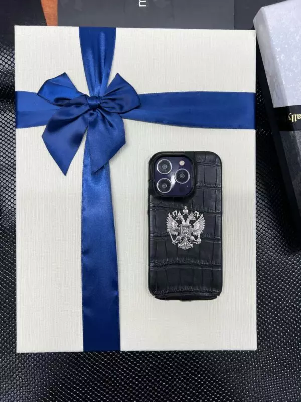 Чёрный кожаный чехол из крокодила с серебряным гербом России MobCase 1910 для iPhone 15 / Plus / Pro / Pro Max